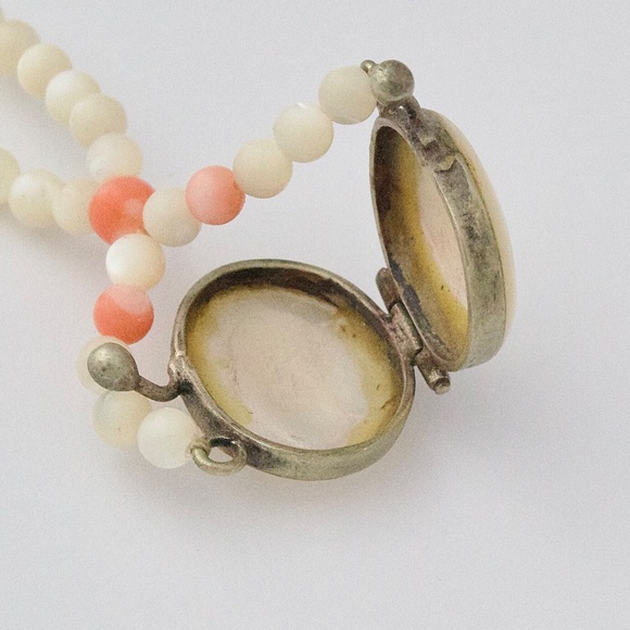 Vintage Mother of Pearl Shell Poison Locket Pendant Coral Beaded Necklace - Picture 3 of 5